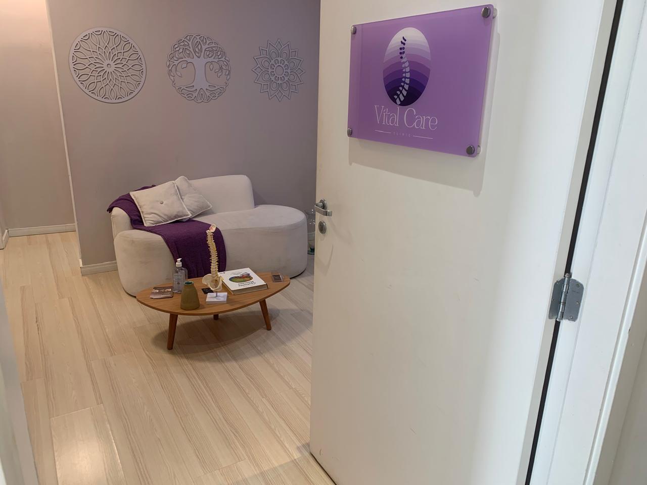 Entrada da clínica com placa Vital Care e ambiente iluminado